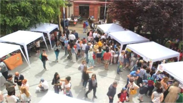 Un total de 250 escolares participan en Huesca en el mercado de cooperativas del programa ‘Aprendiendo a emprender con Ibercaja’ . Un total de 250 escolares participan en Huesca en el mercado de cooperativas del programa ‘Aprendiendo a emprender con Ibercaja’ .