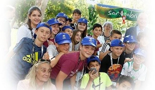 Cerca de 2.000 escolares se dan cita en el mercado de cooperativas del programa «Aprendiendo a Emprender»