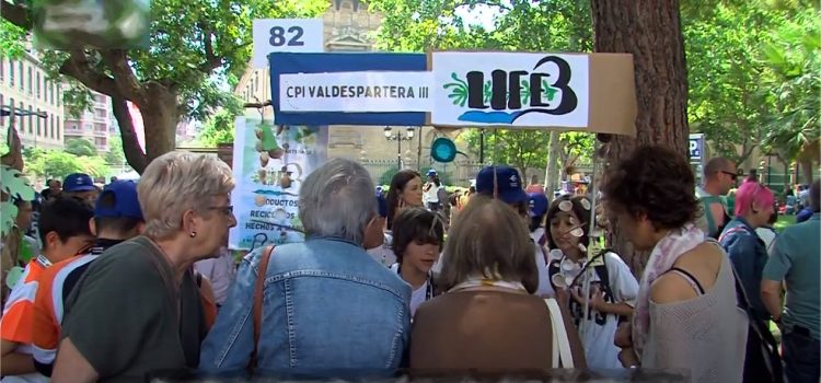 Vídeo: Mercado de cooperativas en la Plaza de los Sitios (Junio, 2023)
